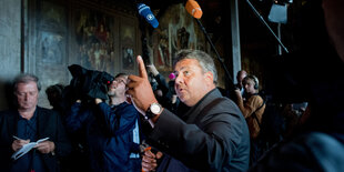 SPD-Chef Sigmar Gabriel führt durch die Kaiserpfalz in seiner Heimatstadt Goslar