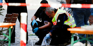 Ermittlungsarbeiten nach der Explosion in Ansbach im Juli