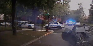 Ein kaputtes Auto und mehrere Polizeiautos stehen auf einer Kreuzung