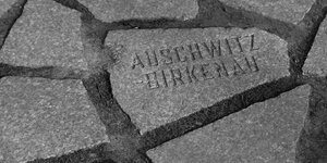 Pflasterstein mit der Prägung „Auschwitz-Birkenau“
