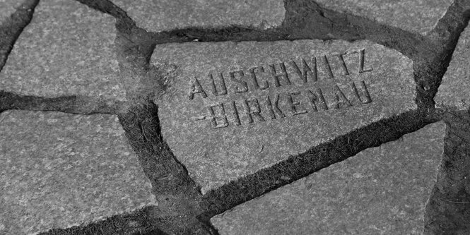 Pflasterstein mit der Prägung „Auschwitz-Birkenau“