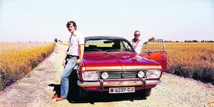 Wagen und zwei Männer auf Country Road