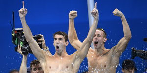 Michael Phelps und Caeleb Dressel feiern jubelnd den Sieg für die USA