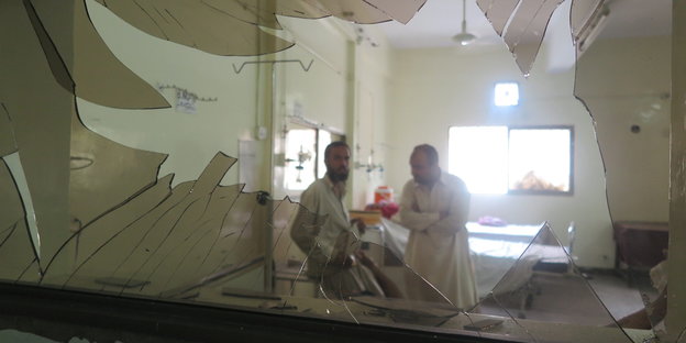 Eine zersprungene Glasscheibe in der pakistanischen Klinik nach dem Bombenanschlag