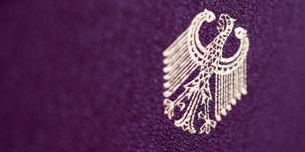 Geprägter Bundesadler auf einem deutschen Reisepass