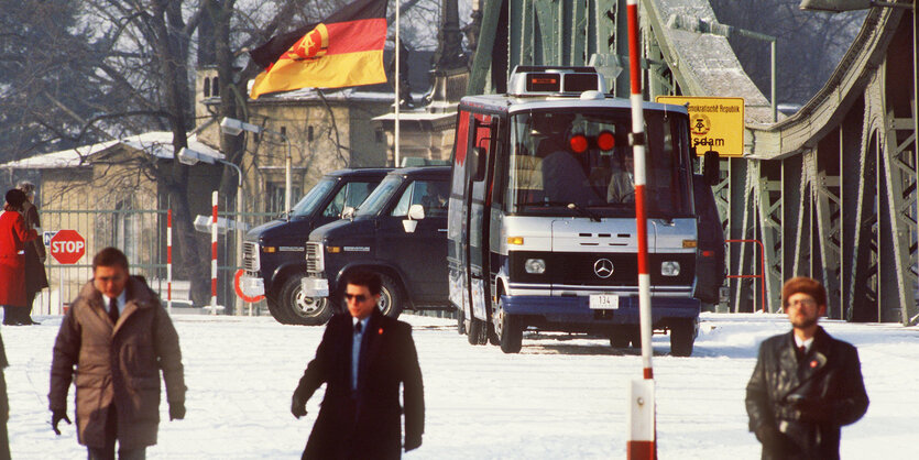 1986: Sicherheitsbeamte in Zivil bei einem Agentenaustausch von acht Personen auf der Glienicker Brücke