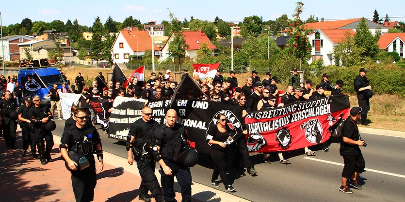 Neonazis und Polizei auf einer Demonstration