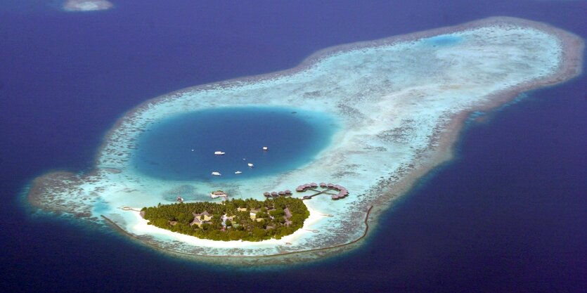 Eine Insel im Meer aus der Vogelperspektive