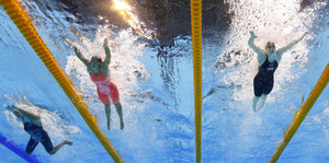 Schwimmerinnen unter Wasser fotografiert