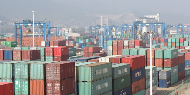 Container sind am Hafen von Lianyungang gestapelt