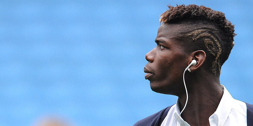 Paul Pogba im Profil, er hat Kopfhörer auf