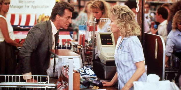 Josh Taylor und Barbara Eden stehen sich im Film "The Secret Life of Kathy McCormick" an der Supermarktkasse gegenüber
