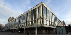 Ein großer verglaster Flachbau: das Opernhaus in Frankfurt