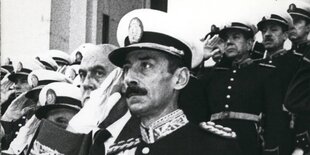 Videla, saltuierend. Im Hintergrund weitere Soldaten