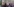 Fünf Frauen mit Kopftuch fotografieren sich mit einem Selfiestick