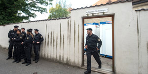 Polizisten stehen vor dem Pfarrheim St. Emmeram