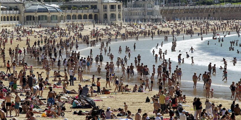 Sonnenhungrige am Strand von San Sebastian