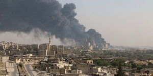 Blick über Aleppo, Rauch steigt über einer Zementfabrik auf