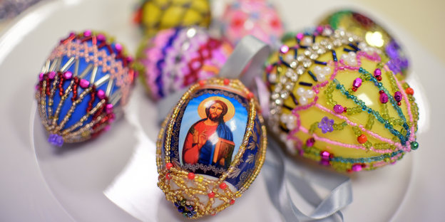 Mit Perlen verzierte Eier, auf einem ist ein Bild von Jesus