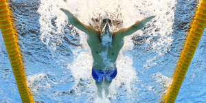 Michael Phelps schwimmt im Schwimmbecken mit Badekappe