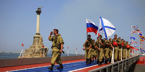 Soldaten-Parade mit russischen Flaggen
