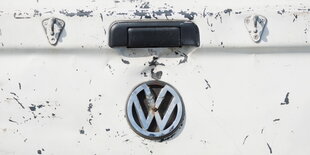 zerkratzte Kofferraumklappe eines VW