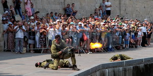 Russische Marinesoldaten führen Manöver in Sevastopol auf der Krim auf