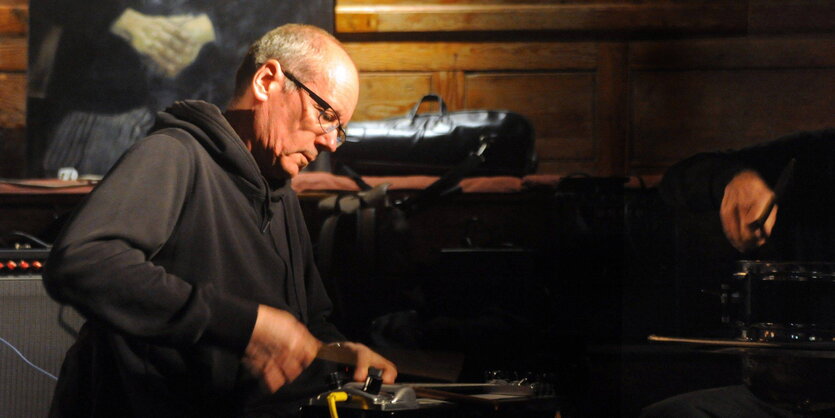 David Toop beim Musizieren