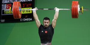 Gewichtheber Daniyar Ismayilov stemmt die Hantel