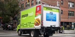 Ein Lkw mit Werbung für Amazon fresh