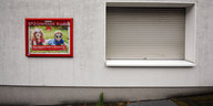 Blick von außen auf ein Fenster und ein Plakat der Parteizentrale der Essener SPD
