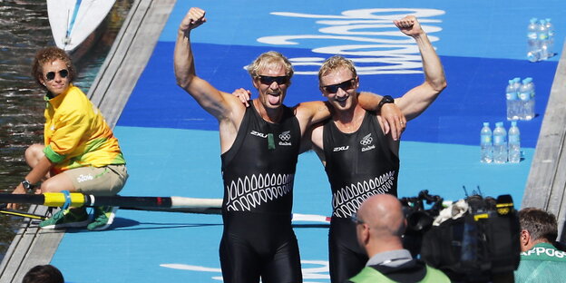 Die Neuseeländer Eric Murray und Hamish Bond in Jubelpose nach ihrem Olympiasieg