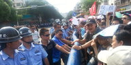 Polizisten stehen im Juli 2013 Anti-AKW-Demonstranten gegenüber