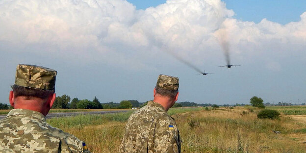 Ukrainische Soldaten und Luftwaffe in der Region Riwne