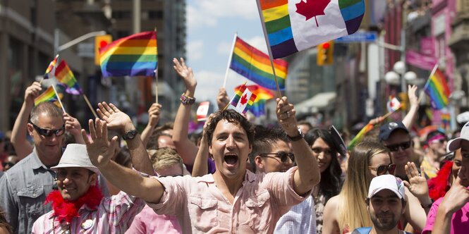 Premierminister Trudeau mit einer Regenbogenfahne mit Ahornblatt