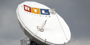 Satellitenschüssel mit RTL-Logo