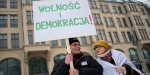 Demonstranten bei einem Protest gegen die polnische Regierung