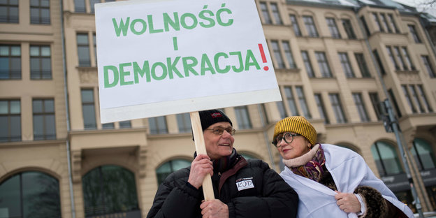 Demonstranten bei einem Protest gegen die polnische Regierung