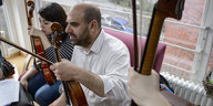 Musiker halten Geigen in den Händen