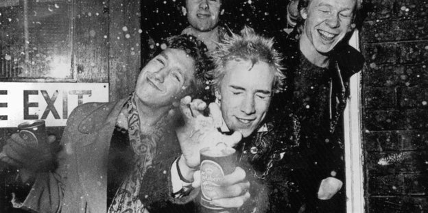 Die britische Punkband Sex Pistols nach einem Interview im Jahr 1976