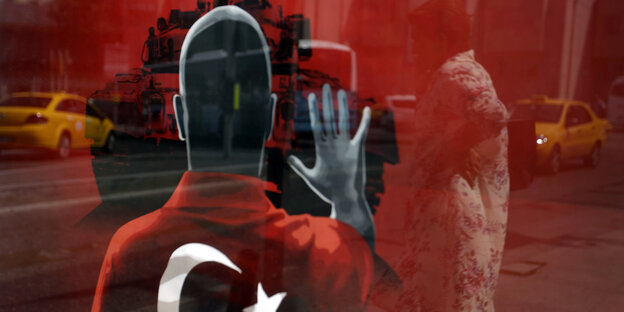 Fotomontage auf der ein Mann, der eine türkische Fahne um die Schultern trägt, hält einem Panzer eine erhobene Hand entgegen