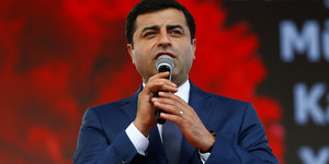 Selahattin Demirtas hält ein Mikrofon in den Händen