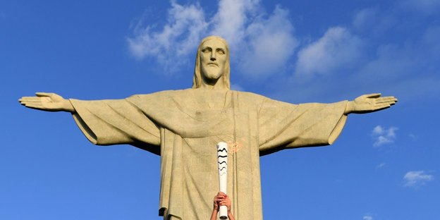 die Christusstatue von Rio de Janeiro vor blauem Himmel
