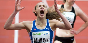 Jackie Baumann jubelt nach ihrem Sieg bei den deutschen Meisterschaften übern 400m Hürden