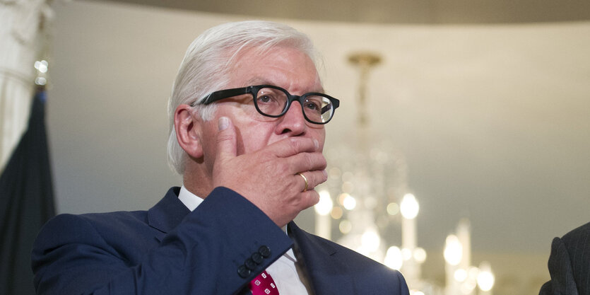 Außenminister Frank-Walter Steinmeier hält sich die Hand vor den Mund