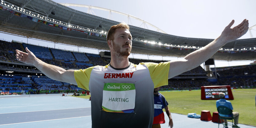 Der Diskuswerfer Christoph Harting breitet die Arme aus