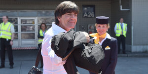 Jogi Löw zieht sich eine Jacke über