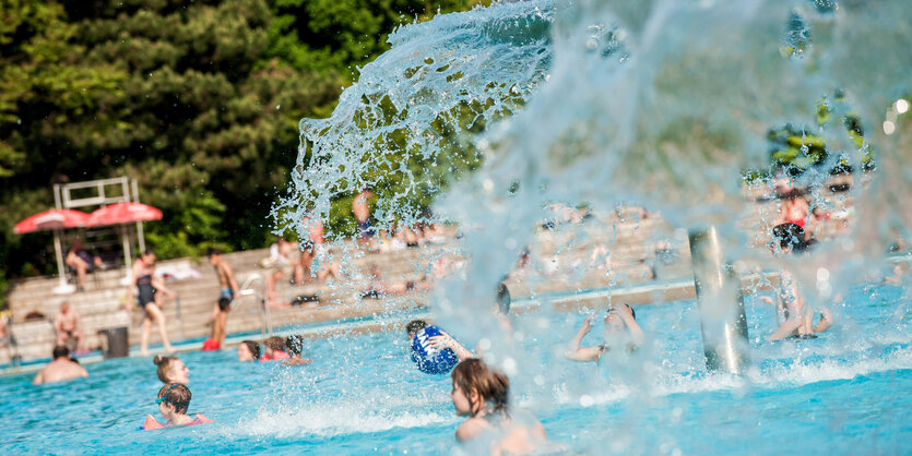 Menschen im Freibad