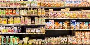 Ein Supermarktregal mit vielen Müsli-Produkten
