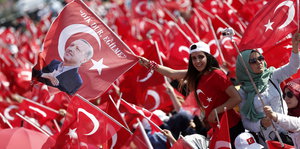 Eine Menschenmenge schwingt türkische Flaggen